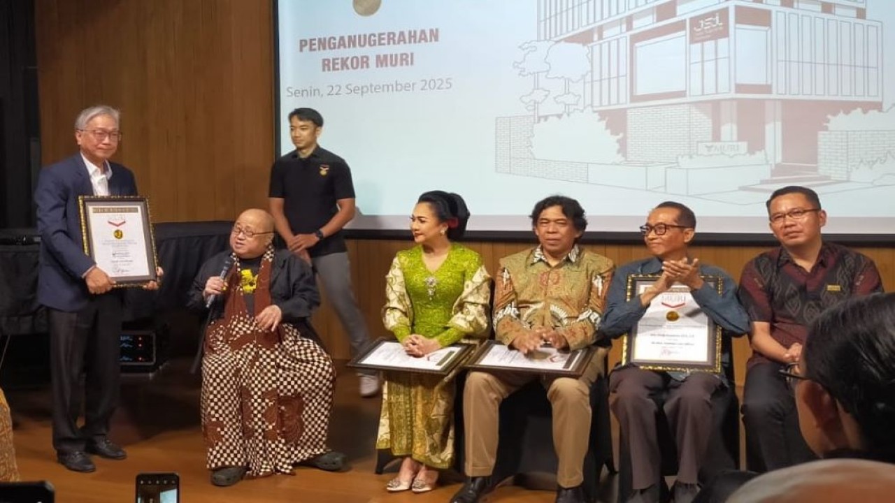 Pendiri SCUA dan Museum Catur Indonesia, Eka Putra Wirya menerima piagam penghargaan Rekor MURI yang diserahkan langsung oleh Jaya Suprana
