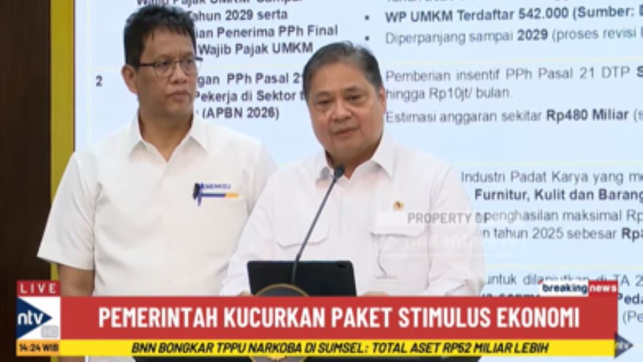 Menko Perekonomian Airlangga Hartarto didampingi Menkeu Purbaya Yudhi Sadewa