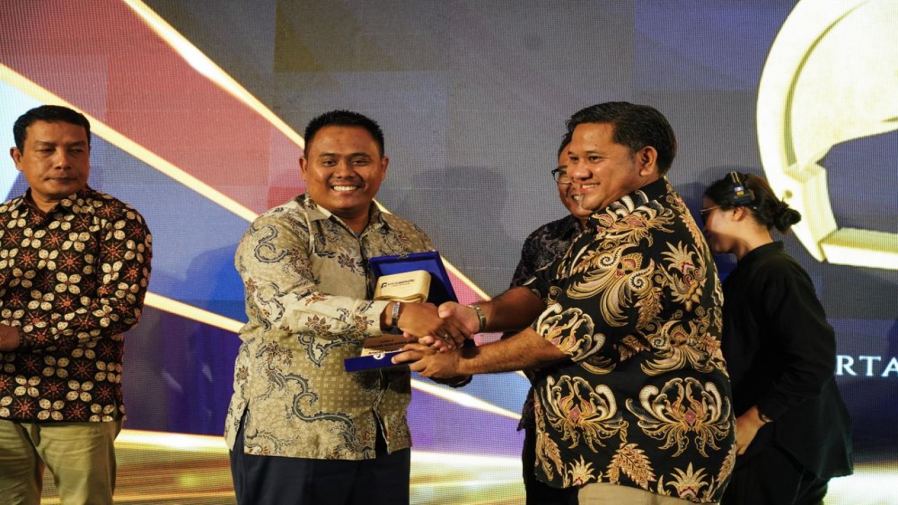 Dewan Juri Ismoko Widjaya (kanan) menyerahkan plakat dan hadiah kepada salah satu pemenang Petrofin Awards 2025/Foto: Istimewa