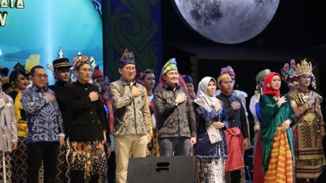 Menteri Kebudayaan Republik Indonesia, Fadli Zon, membuka Temu Karya Taman Budaya (TKTB) se-Indonesia ke-XXIV di Banjarmasin, dengan mengusung tema “Suluh Budaya Gerbang Nusantara”. (ANTARA)