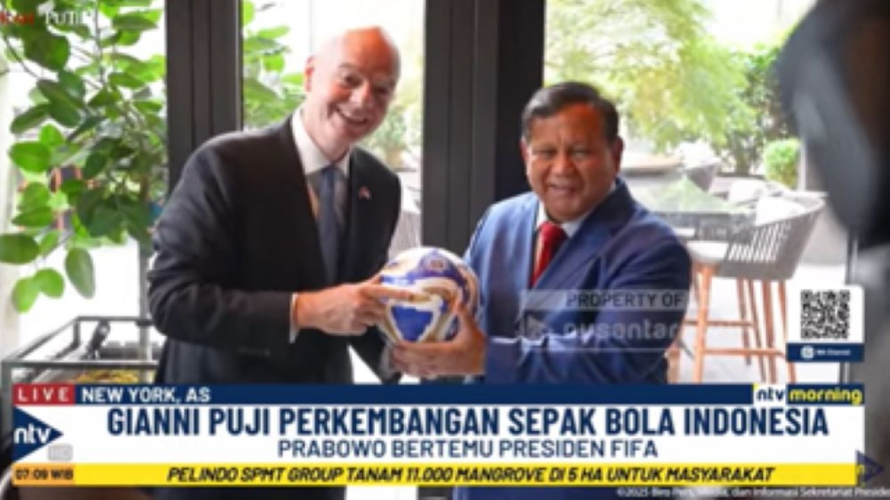 Presiden Prabowo Subianto menerima cenderamata sepak bola dari Presiden FIF Gianni Infantino