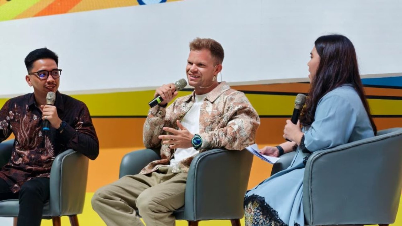 Kristian Hansen berbagi pengalaman dalam sesi talkshow bersama FIFGROUP dalam menjelajahi Nusantara mengendarai Honda CRF1100L Africa Twin DCT 2024. (Foto: Istimewa)