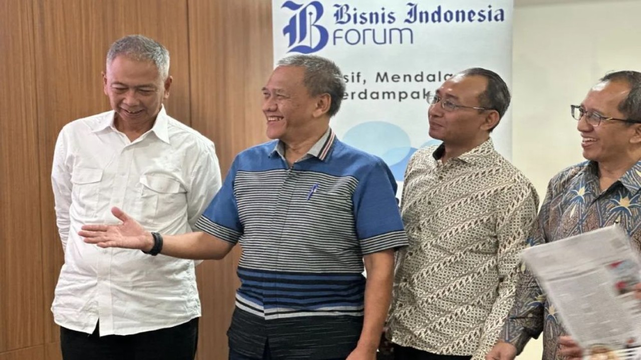 Sekretaris Umum Gaikindo Kukuh Kumara (kedua dari kiri) menghadiri forum Bisnis Indonesia di Jakarta, Kamis (25/9/2025). (Foto: ANTARA/Pamela Sakina)