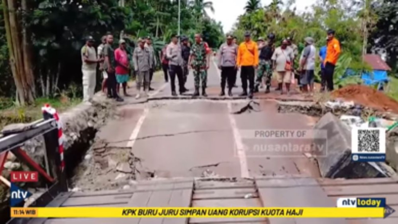 Gempa berkekuatan 6,6 megnitudo yang mengguncang Nabire, Papua Tengah mengakibatkan jalan dan jembatan rusak
