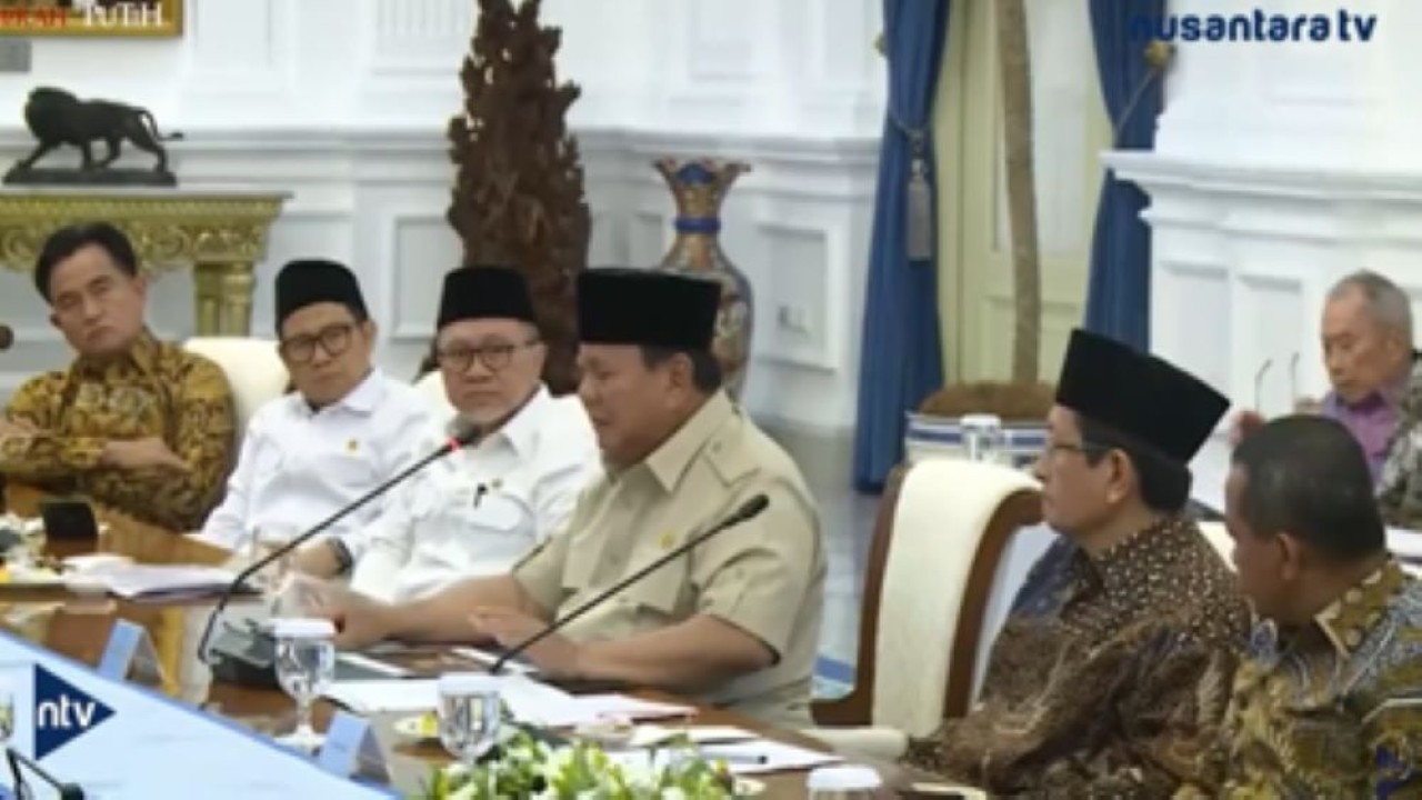Presiden Prabowo Subianto didampingi para menteri kabinet Merah Putih berdialog dengan para tokoh masyarakat dari Gerakan Nurani Bangsa
