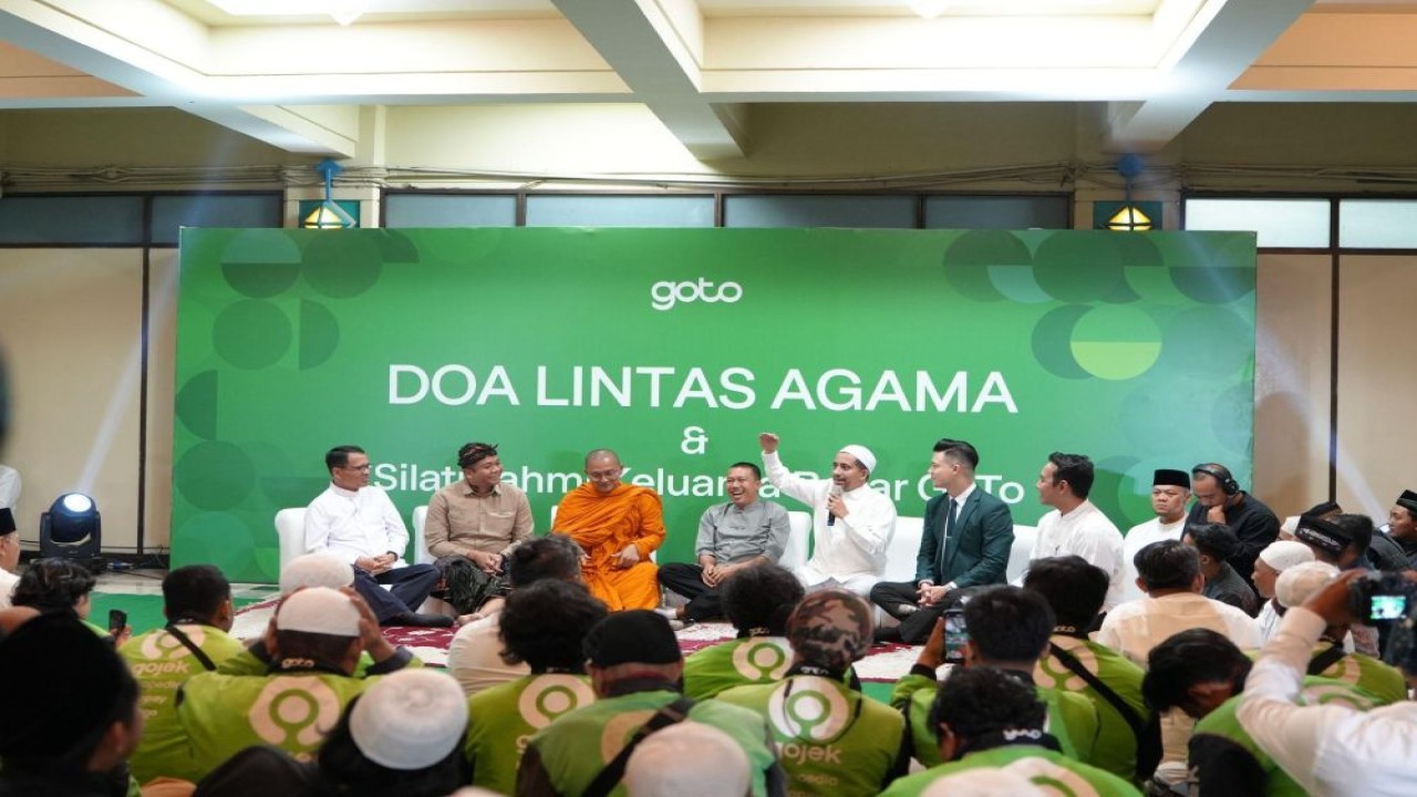 Enam pemuka agama hadir bersama ribuan driver Gojek dan ratusan karyawan PT GoTo Gojek Tokopedia Tbk (GOTO) dalam acara bertajuk "Doa Lintas Agama dan Silaturahmi Keluarga Besar GoTo". (Foto: Istimewa)