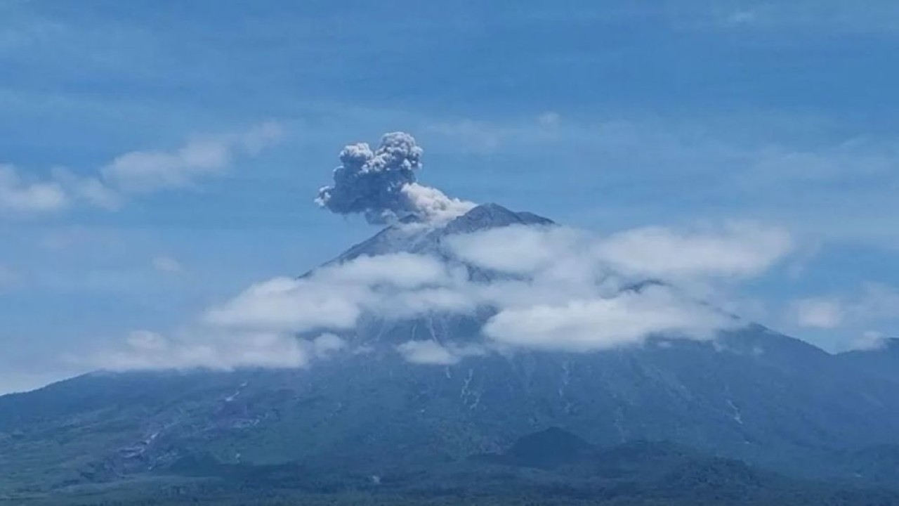Gunung Semeru erupsi dengan letusan setinggi 700 meter di atas puncak pada Minggu (7/9/2025) pukul 11.11 WIB. (Foto: ANTARA/HO-PVMBG)