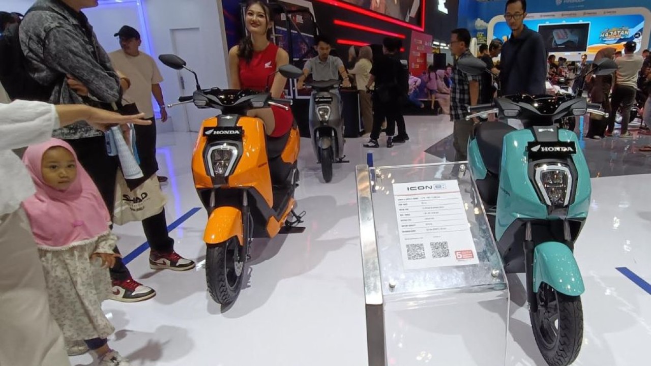 Astra Honda Motor menampilkan line-up lengkap motor listrik di IMOS 2025. (Foto: Adiantoro/NTV)