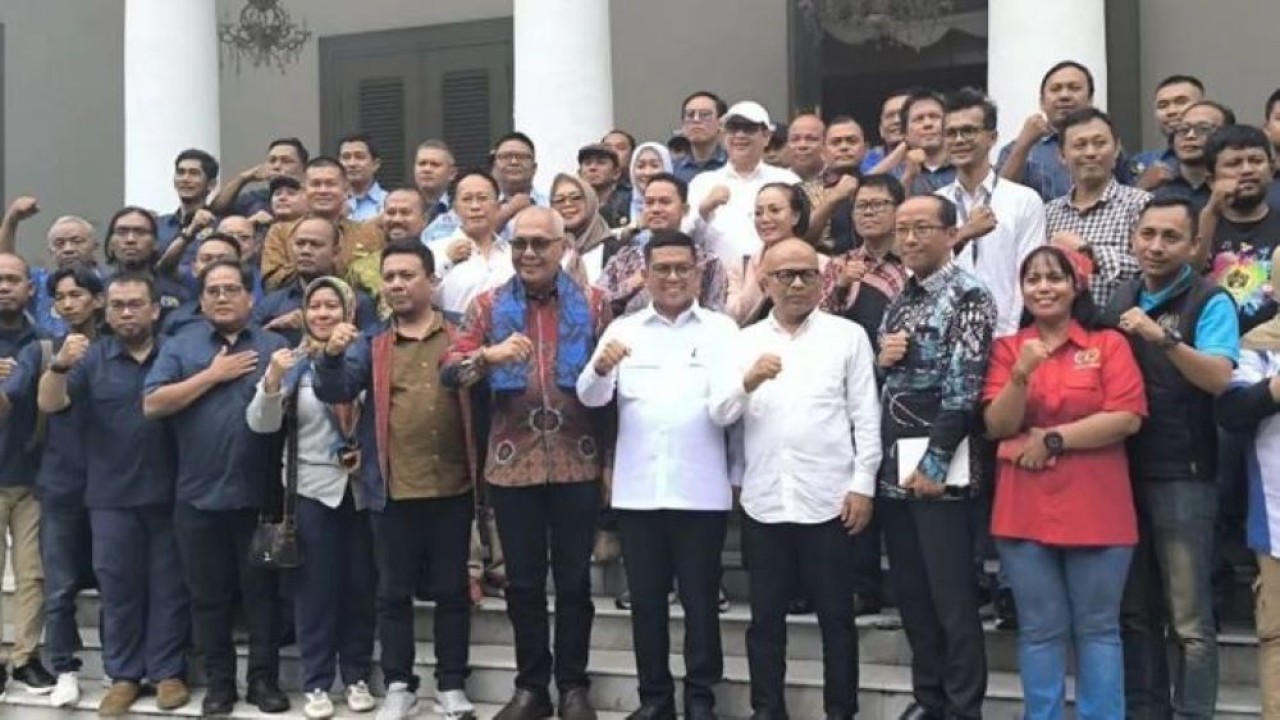 Gubernur Banten Andra Soni bersama Ketua Umum PWI Pusat yang juga Direktur Utama LKBN ANTARA, Akhmad Munir dan pengurus PWI Pusat dan Provinsi Banten di Gedung Negara Provinsi Banten, Kota Serang, Kamis 18 September 2025. ANTARA/Devi Nindy (Antara)