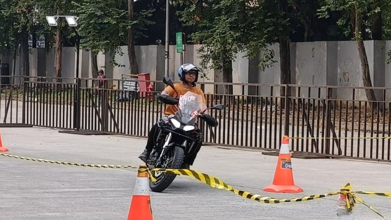 IMOS 2025 menyediakan area khusus test ride yang dirancang untuk memberikan pengalaman berkendara secara langsung. (Foto: Adiantoro/NTV)