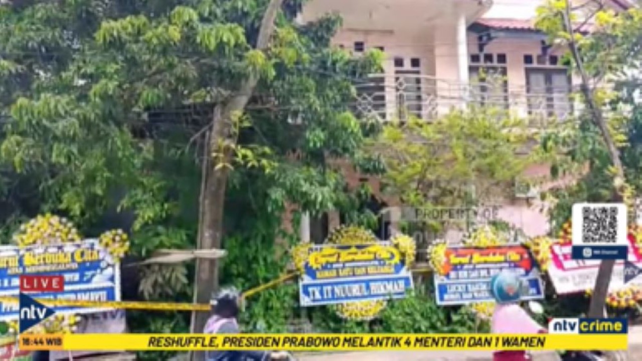 Karangan bunga memenuhi rumah keluarga yang menjadi korban pembunuhan di Indramayu
