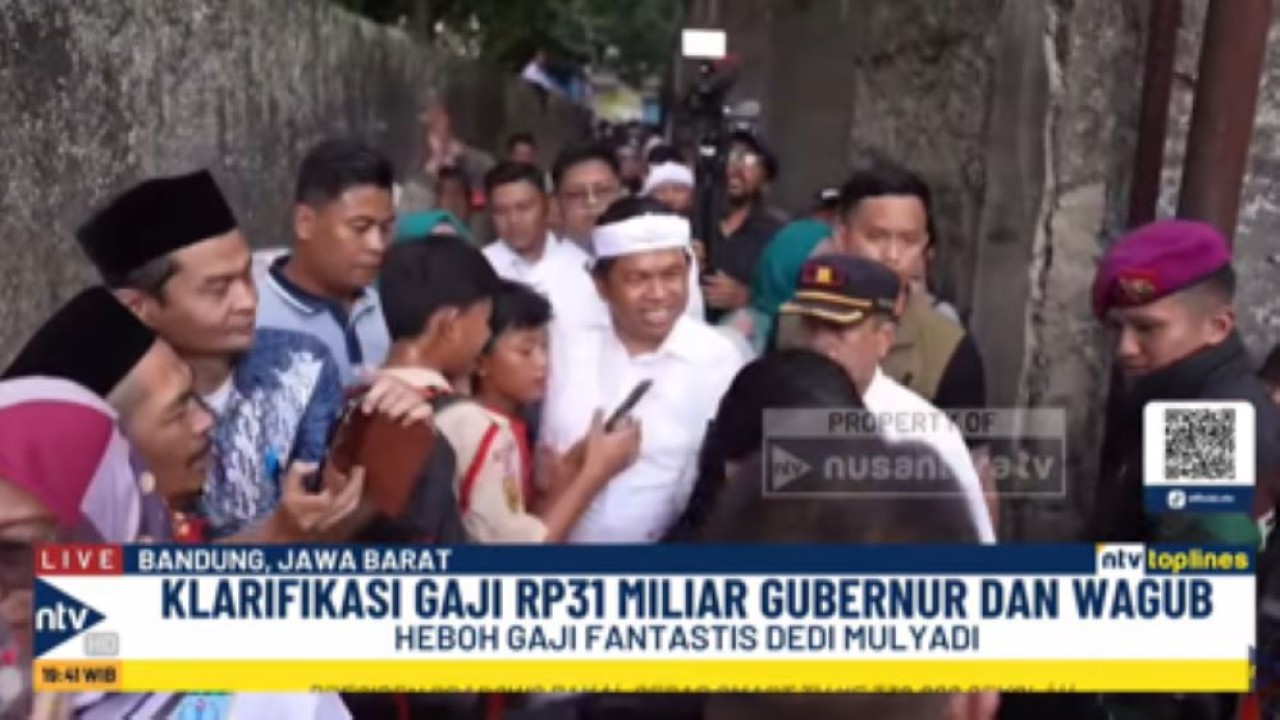 Gubernur Jawa Barat Dedi Mulyadi bersama warga