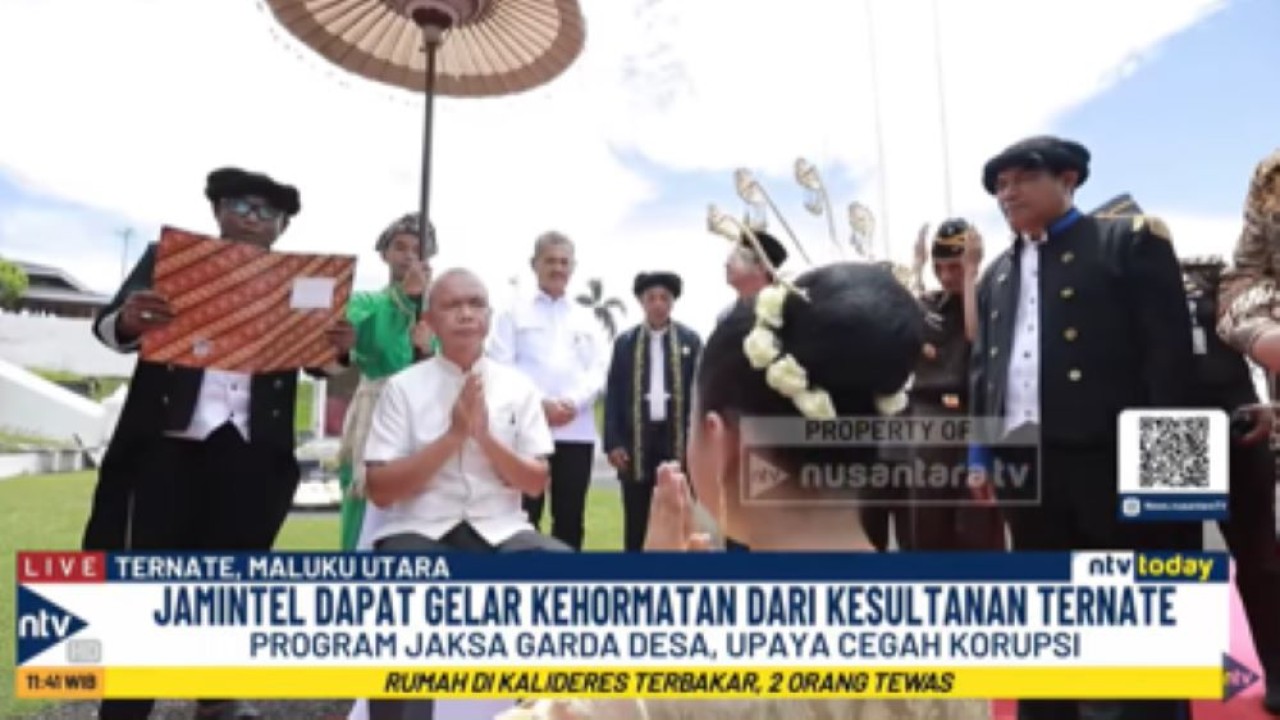 Jaksa Agung Muda Bidang Intelijen Reda Manthovani mendapat gelar adat kehormatan Nau Ngara Mabenu dari Kesultanan Ternate dalam prosesi adat di Kedaton, Rabu (3/9/2025).