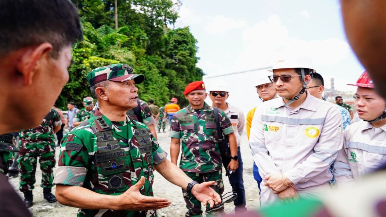 Kepala Staf Umum (Kasum) TNI Letjen TNI Richard Tampubolon bersama Kepala Jaksa Agung Muda Tindak Pidana Khusus (Kajampidsus) Febrie Adriansyah melaksanakan kunjungan kerja ke lokasi Penertiban Kawasan Hutan di Maluku Utara dan Sulawesi Tenggara, Kamis (11/09/2025)/Foto: Istimewa
