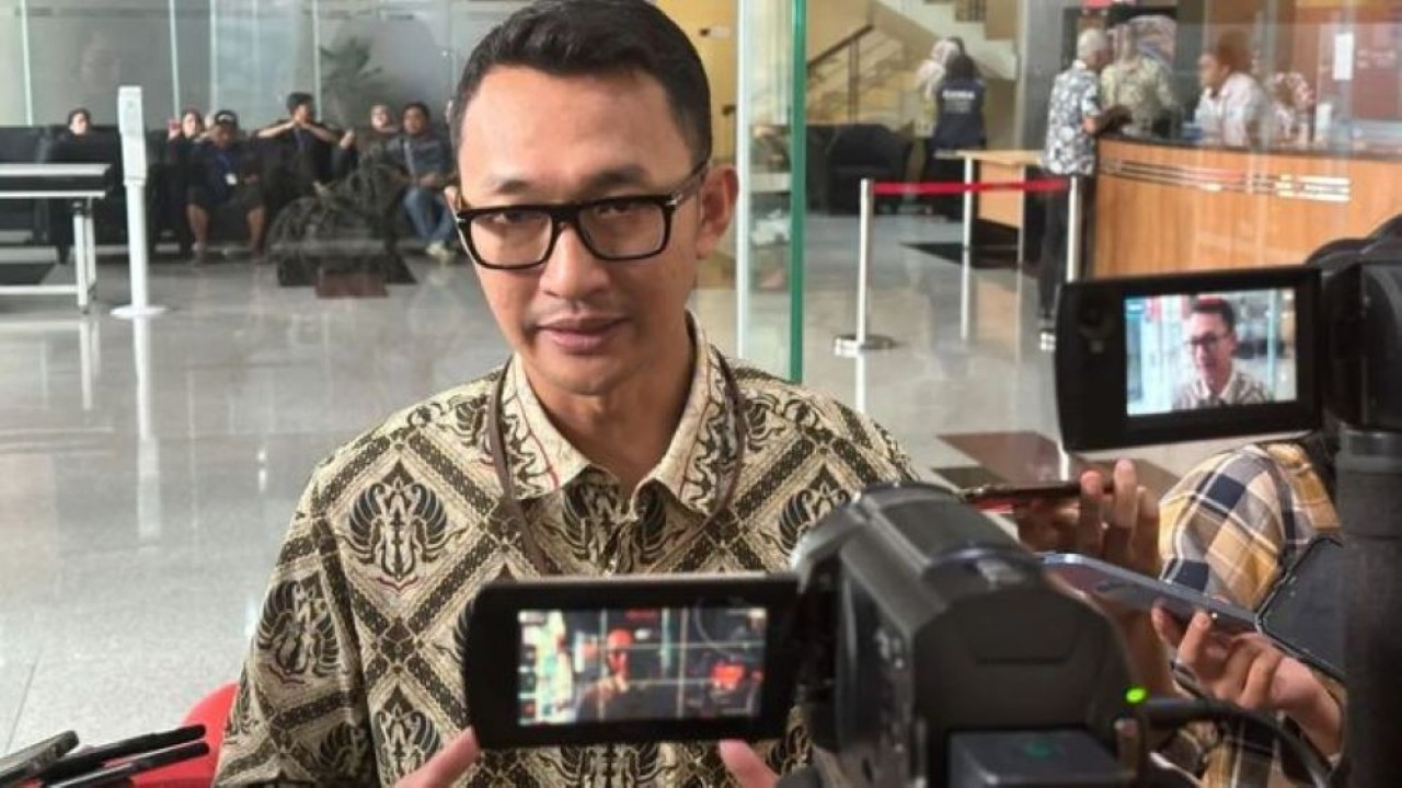 Juru Bicara Komisi Pemberantasan Korupsi Budi Prasetyo memberikan keterangan di Gedung Merah Putih KPK, Jakarta, Rabu (17/9/2025). (ANTARA)