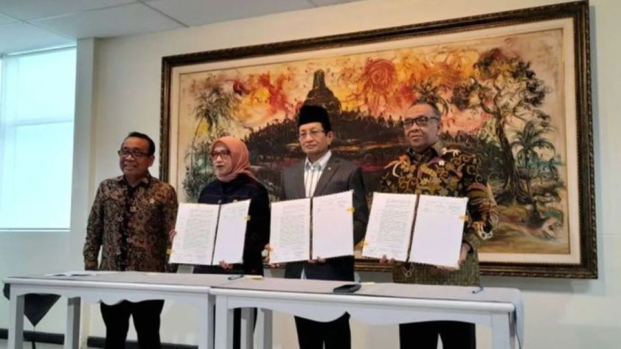 Dari kiri ke kanan, Menko PMK Pratikno, MenPANRB Rini Widyantini, Menag Nasaruddin Umar, Menaker diwakili Wamenaker Afriansyah Noor dalam penandatanganan Surat Keputusan Bersama terkait hari libur nasional dan cuti bersama tahun 2026 di Kantor Kemenko PMK, Jakarta Pusat, Jumat (19/9/2025). (ANTARA)