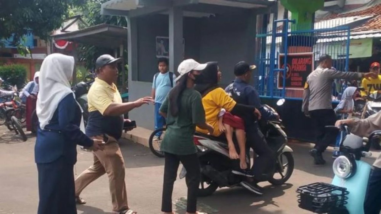 Wali murid siswa SDN 01 Gedong, Pasar Rebo, Jakarta Timur berdatangan usai mendapatkan kabar siswa di sekolah itu mual, pusing, hingga muntah setelah mengkonsumsi menu program Makan Bergizi Gratis (MBG), Selasa 30 September 2025. ANTARA/Dokumentasi pribadi (Antara)