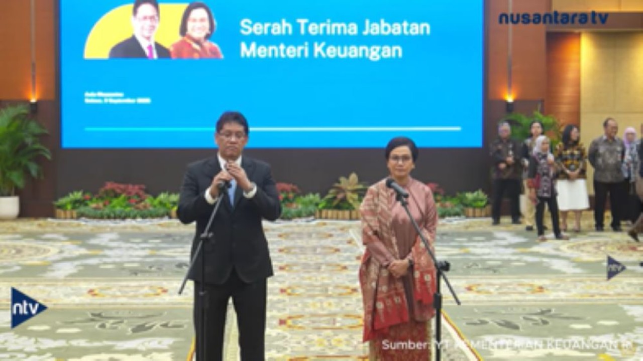 Menkeu Purbaya Yudhi Sadewa dan Sri Mulyani saat serah terima jabatan