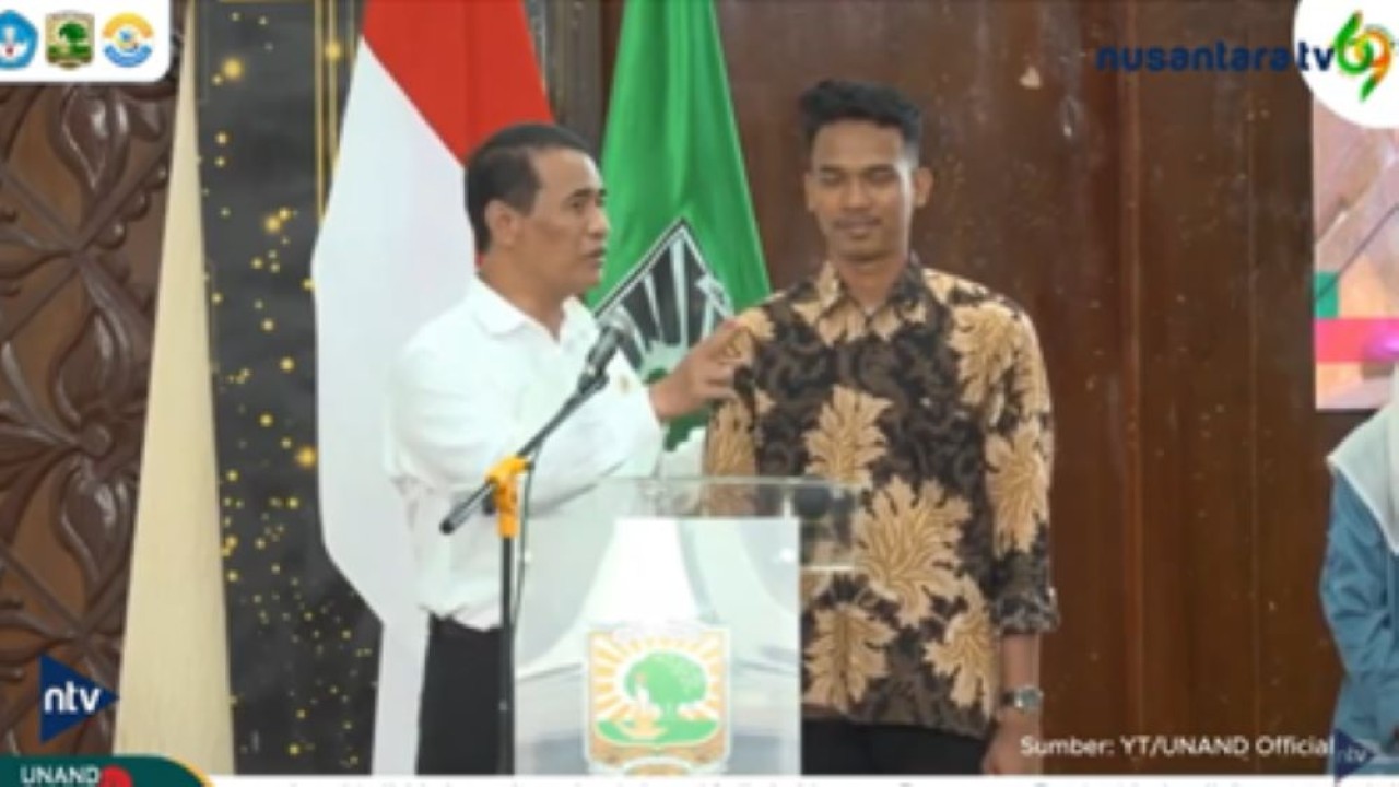 Mentan Amran Sulaiman bersama mahasiswa