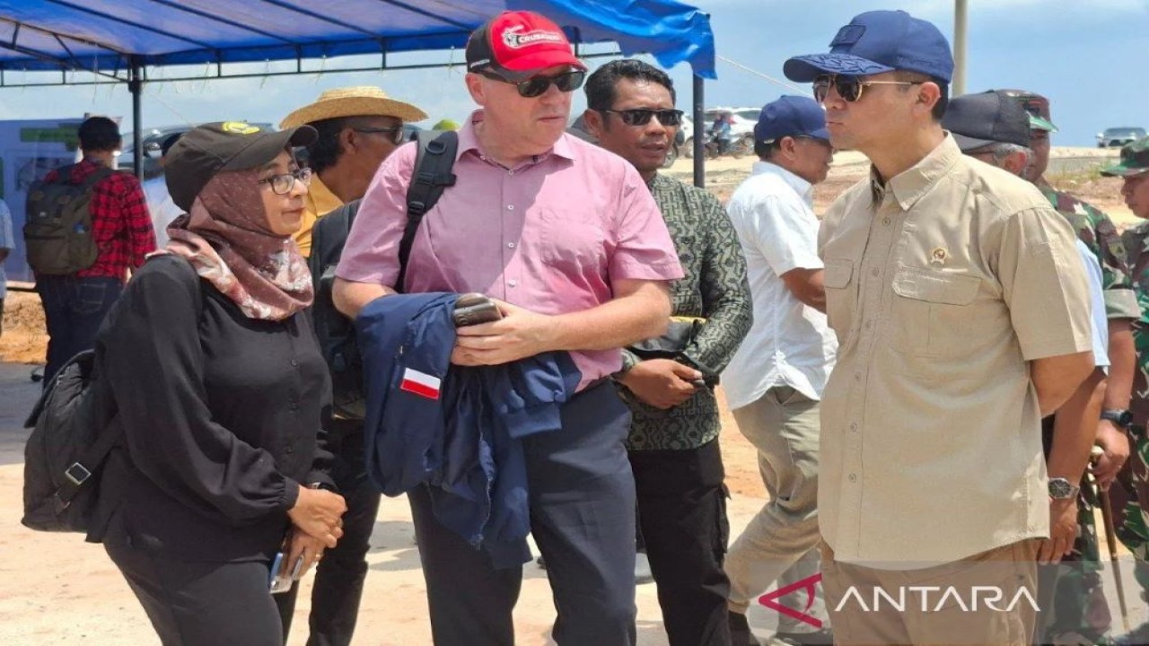 Menteri Transmigrasi Muhammad Iftitah Sulaiman Suryanagara (kanan) berbincang-bincang dengan Prof. Dr. Walter Timo de Vries dari Technical University of Munich Jerman (tengah) ketika meninjau kawasan transmigrasi Tanjung Banon di Kepulauan Riau, Kamis (25/9/2025). Iftitah mengatakan Presiden RI Prabowo Subianto ingin desa-desa di Indonesia bisa menjadi desa-desa mandiri seperti di Eropa. (ANTARA/Aji Cakti)
