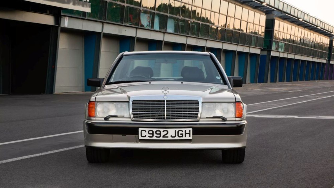Mercedes-Benz 190E 2.3-16 eks mobil harian Ayrton Senna siap dimiliki kolektor. (Foto: Istimewa via Carscoops)