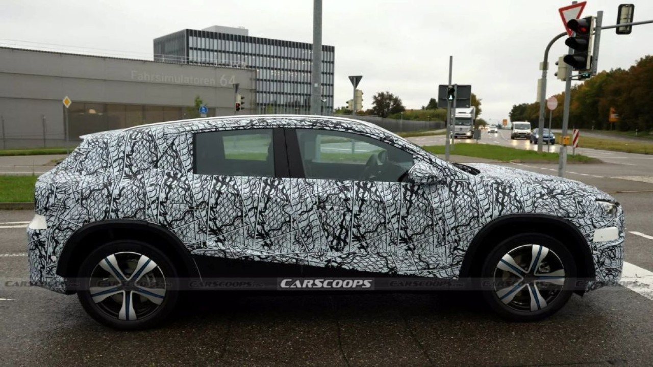 Mercedes GLA terbaru menampilkan desain lampu belakang unik dan teknologi baru. (Foto: Istimewa/Carscoops)