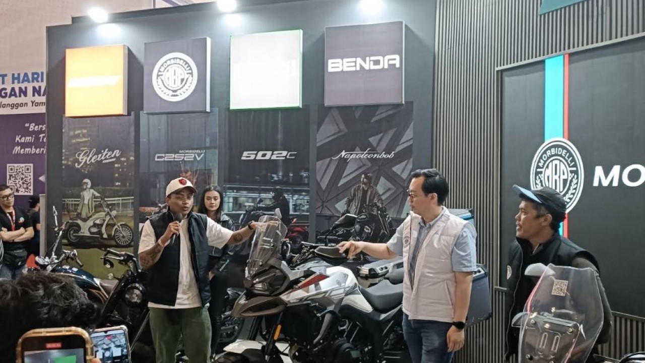PT Benelli Motor Indonesia meluncurkan dua model terbaru di bawah brand Morbidelli, yakni T252X dan T1002VX di IMOS 2025, di ICE BSD City, Kabupaten Tangerang, Banten, Rabu (24/9/2025). (Foto: Adiantoro/NTV)