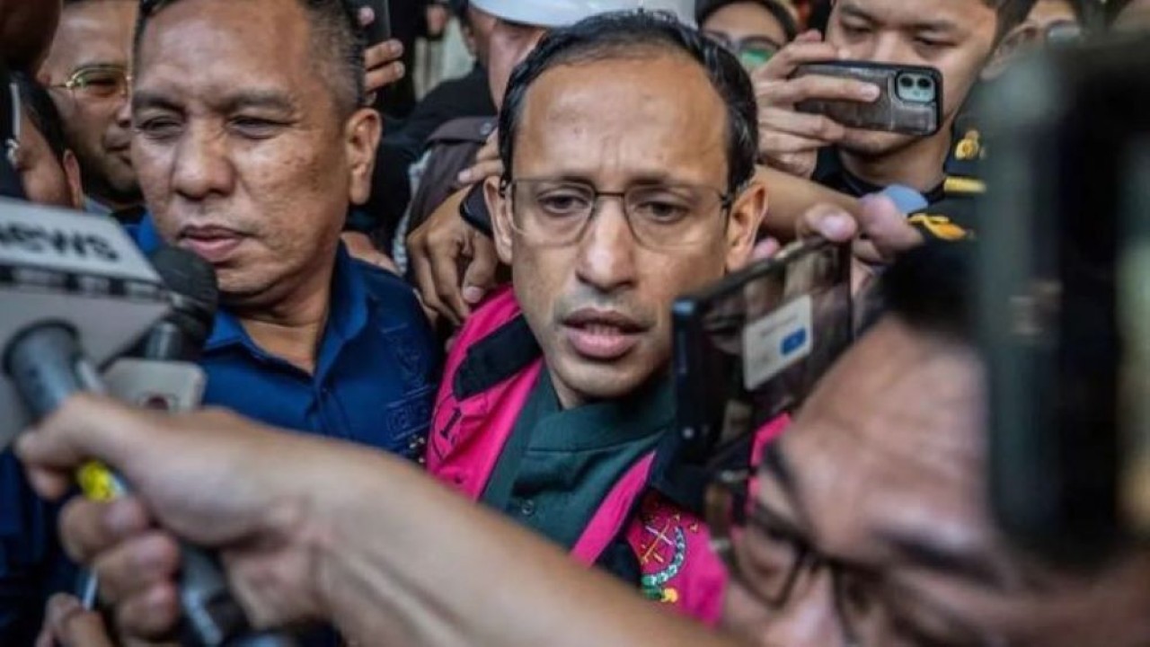 Mantan Menteri Pendidikan, Kebudayaan, Riset dan Teknologi (Mendikbudristek) 2019-2024 Nadiem Makarim (tengah) berjalan menuju mobil tahanan usai pemeriksaan di Jampidsus, Kejaksaan Agung, Jakarta, Kamis 4 September 2025. ANTARA FOTO/Bayu Pratama S/YU. (Antara)