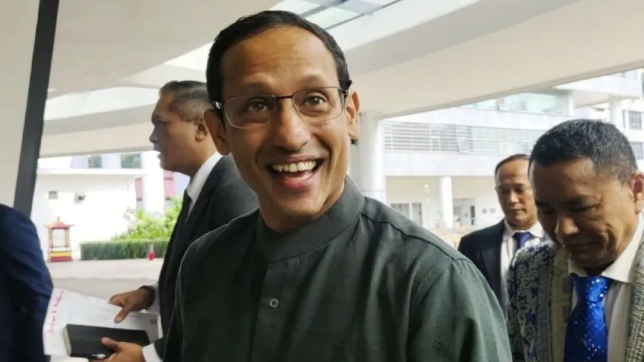 Mendikbudristek Nadiem Makarim berbicara dengan awak media saat tiba di Gedung Jampidsus Kejaksaan Agung, Jakarta, Kamis (4/9/2025). (Foto: ANTARA/Nadia Putri Rahmani)