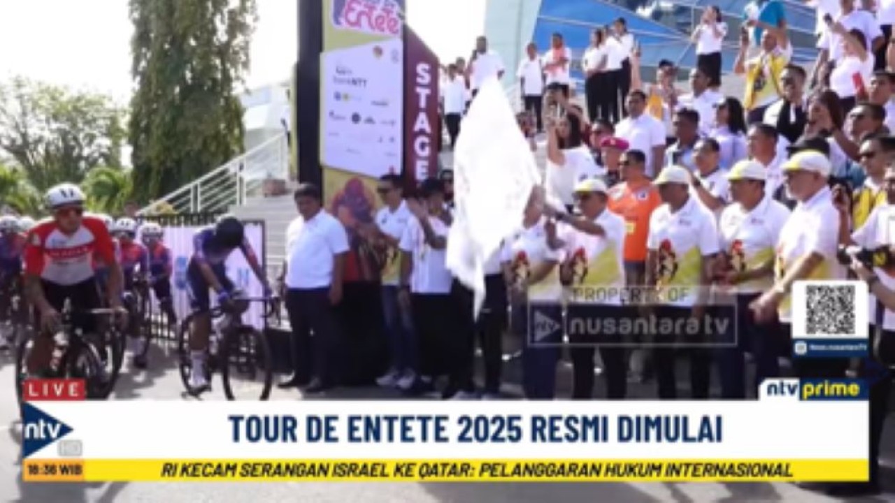 Gubernur Nusa Tenggara Timur (NTT) Emanuel Melkiades Laka Lena mengibarkan bendera start tanda dimulainya balapan Tour de Entete 2025