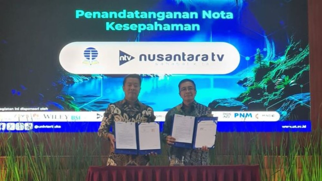 Direktur Utama PT Nusantara Media Mandiri (Nusantara TV), Randy Monthonaro Tampubolon (kiri) melakukan penandatanganan nota kesepahaman (MoU) dengan Universitas Terbuka yang diwakili Plt Wakil Rektor Universitas Terbuka Bidang Riset Inovasi Kerjasama dan Bisnis, Prof. Rahmat Budiman, S.S., M. Hum., Ph.D.