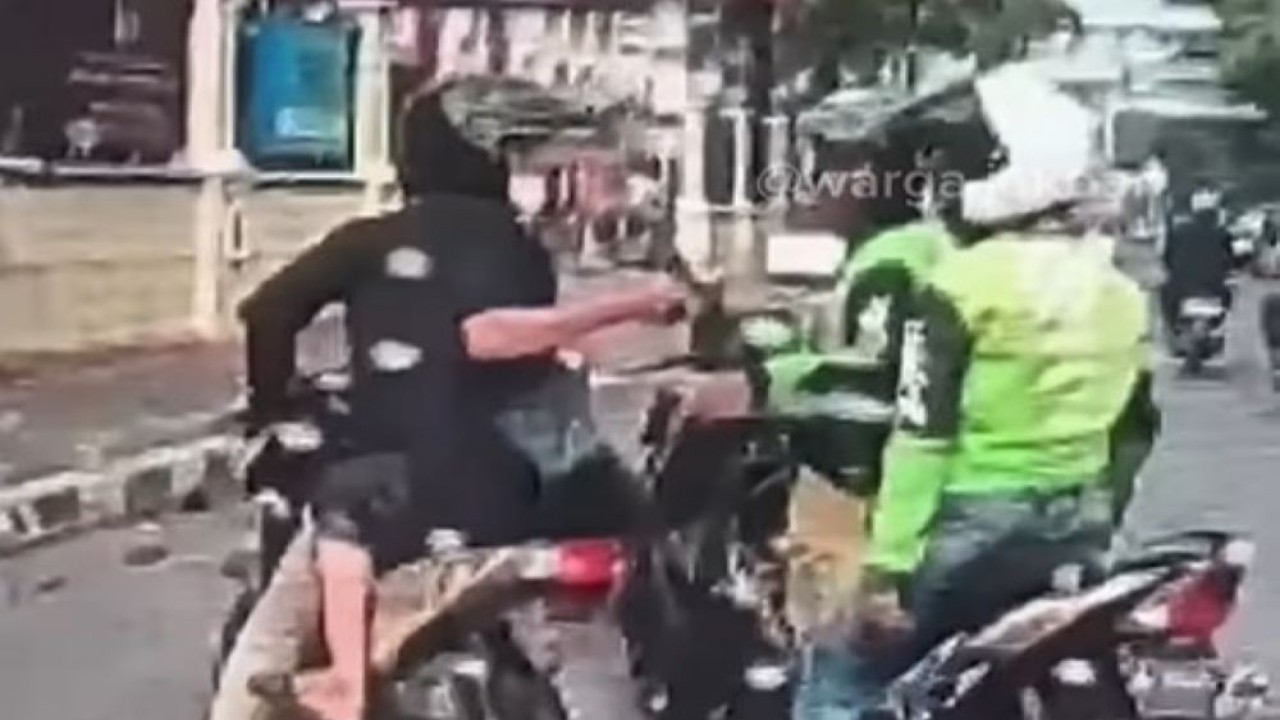 Pengemudi motor todongkan pistol kepada pengemudi ojol di ITC Permata Hijau, Kebayoran Lama, Jakarta Selatan, Rabu (10/9/2025). (Foto: Tangkapan layar Instagram @media.jakbar)