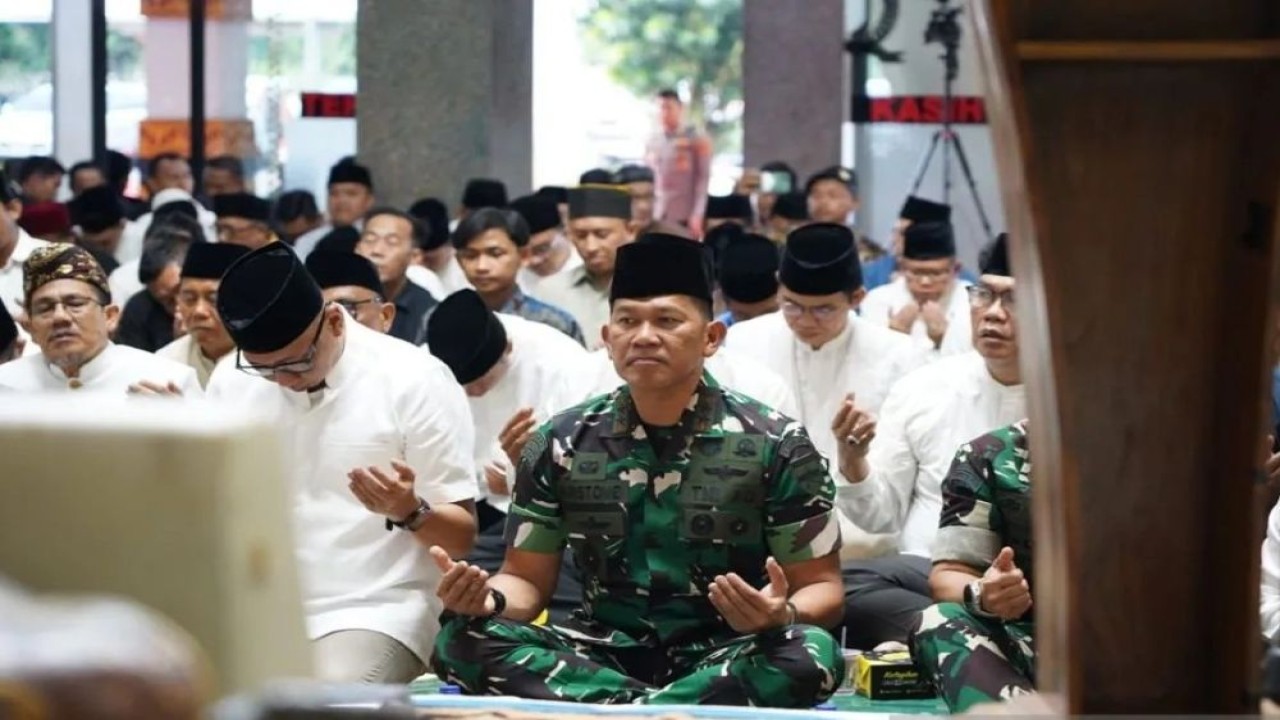 Pangdam Radin XXI/Radin Inten Mayjen TNI Kristomei Sianturi saat mengikuti pengajian bersama jajaran Pemprov Lampung dan Polda Lampung, Minggu (31/8/2025). (Foto: ANTARA/Ho- Dok Kristomei)