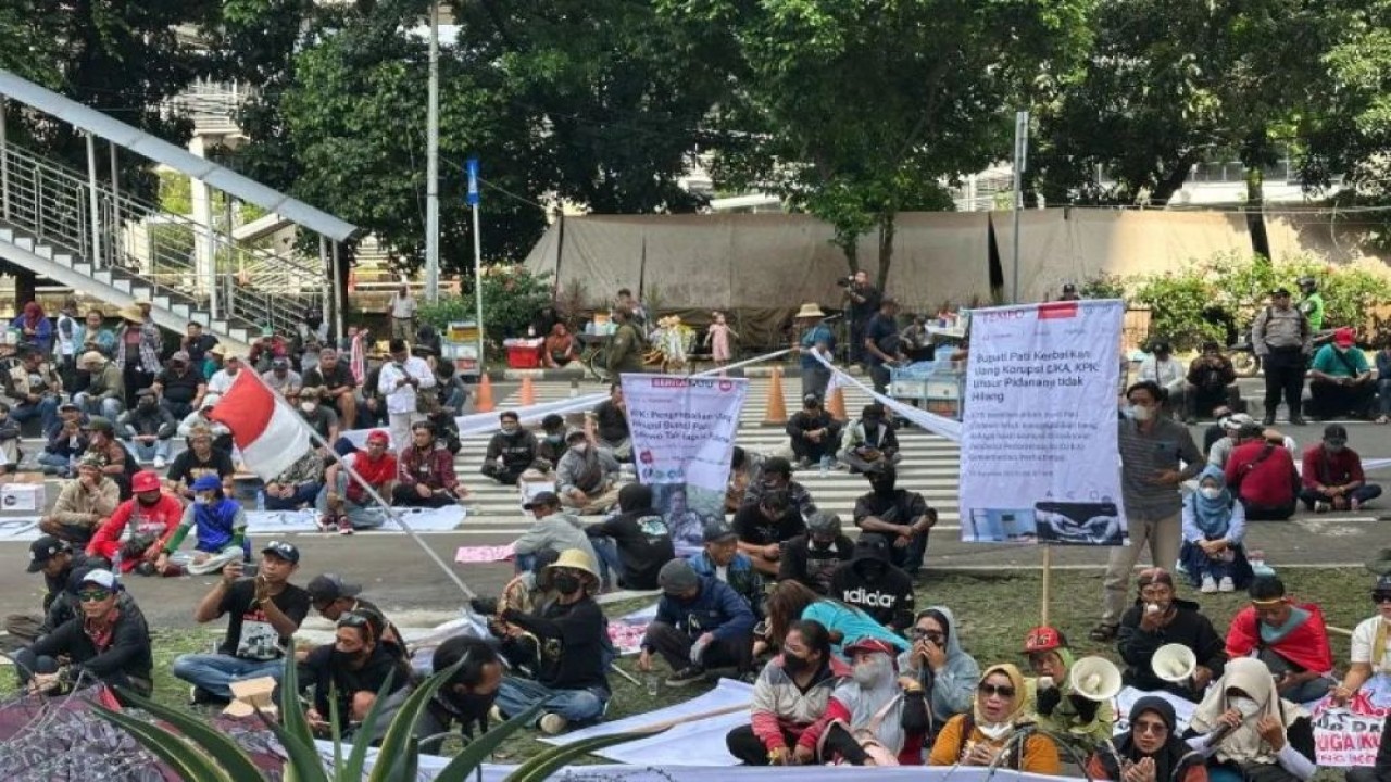 Ratusan warga Pati, Jawa Tengah, saat selawatan di depan Gedung Merah Putih KPK, Jakarta, Senin (1/9/2025). (Foto: ANTARA/Rio Feisal)