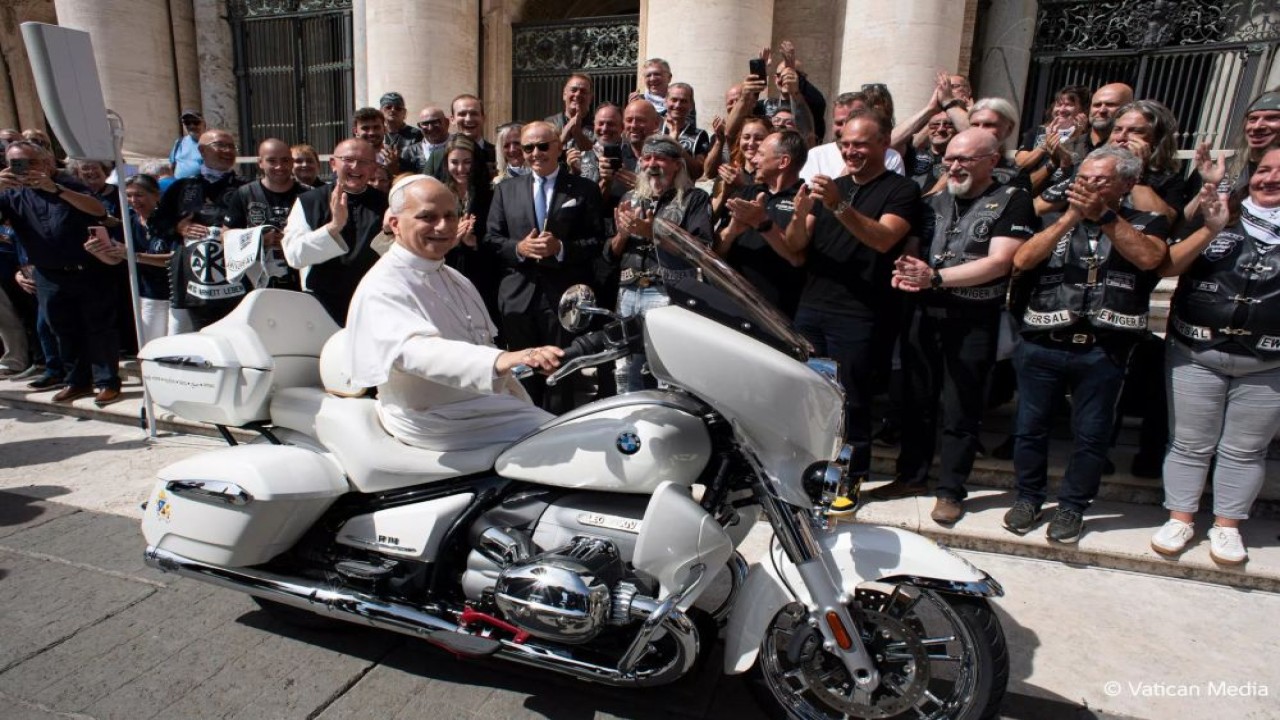 BMW Motorrad mempersembahkan BMW R 18 Transcontinental yang dimodifikasi kepada Paus Leo XIV untuk dilelang. (Foto: Istimewa via Carscoops)