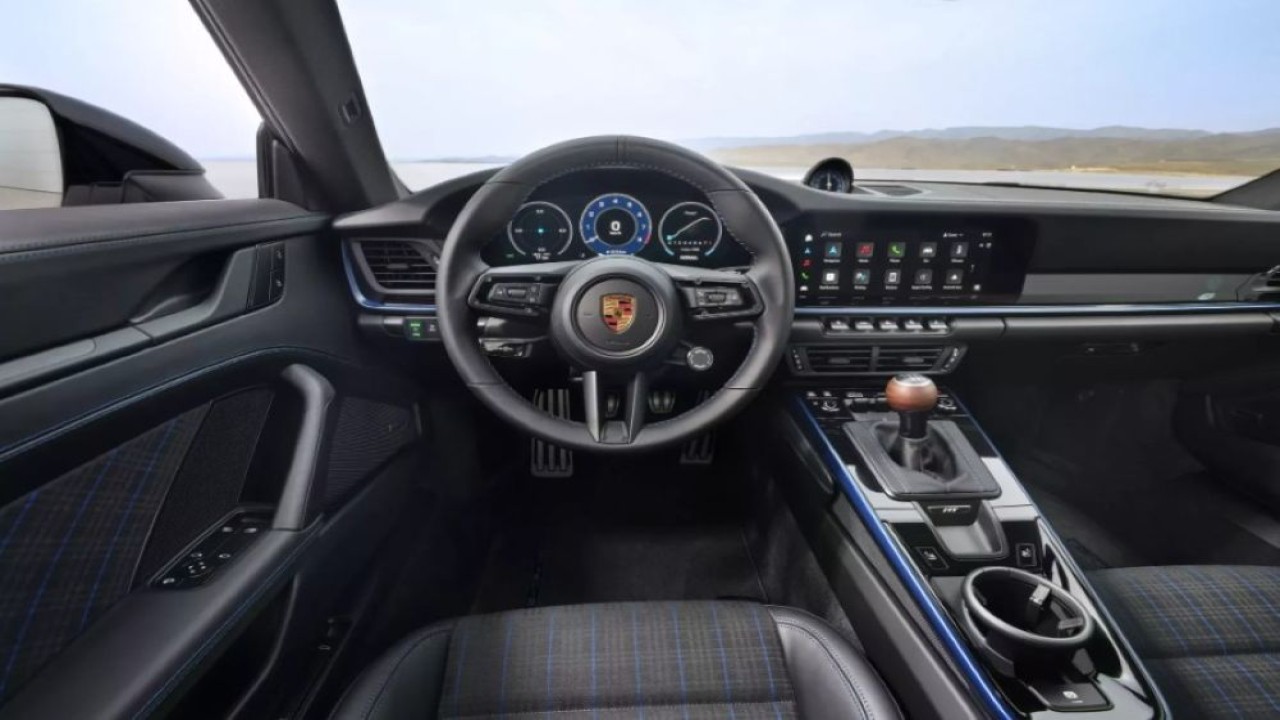 Porsche siap memanjakan pecinta mobil manual dengan lebih banyak pilihan. (Foto: Istimewa via Carscoops)