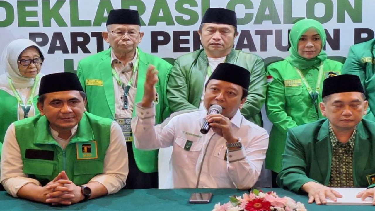 Ketua Tim Pegasus Romahurmuziy (tengah) bersama calon ketua umum PPP Agus Suparmanto (kanan) dan calon sekjen PPP Taj Yasin Maimoen alias Gus Yasin (kiri) berikan keterangan kepada wartawan di Jakarta, Jumat (26/9/2025) malam. (ANTARA/Fianda Sjofjan Rassat)