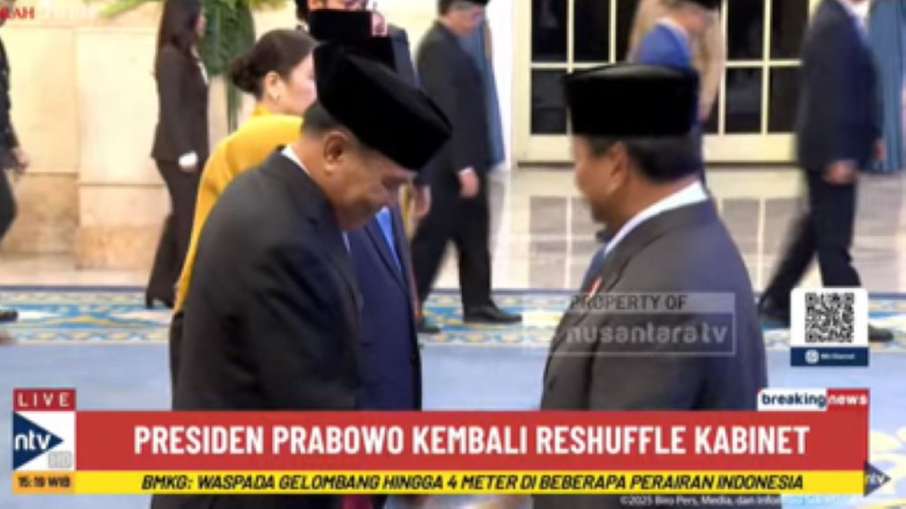 Presiden Prabowo menyalami para menteri dan wakil menteri yang baru saja dilantik
