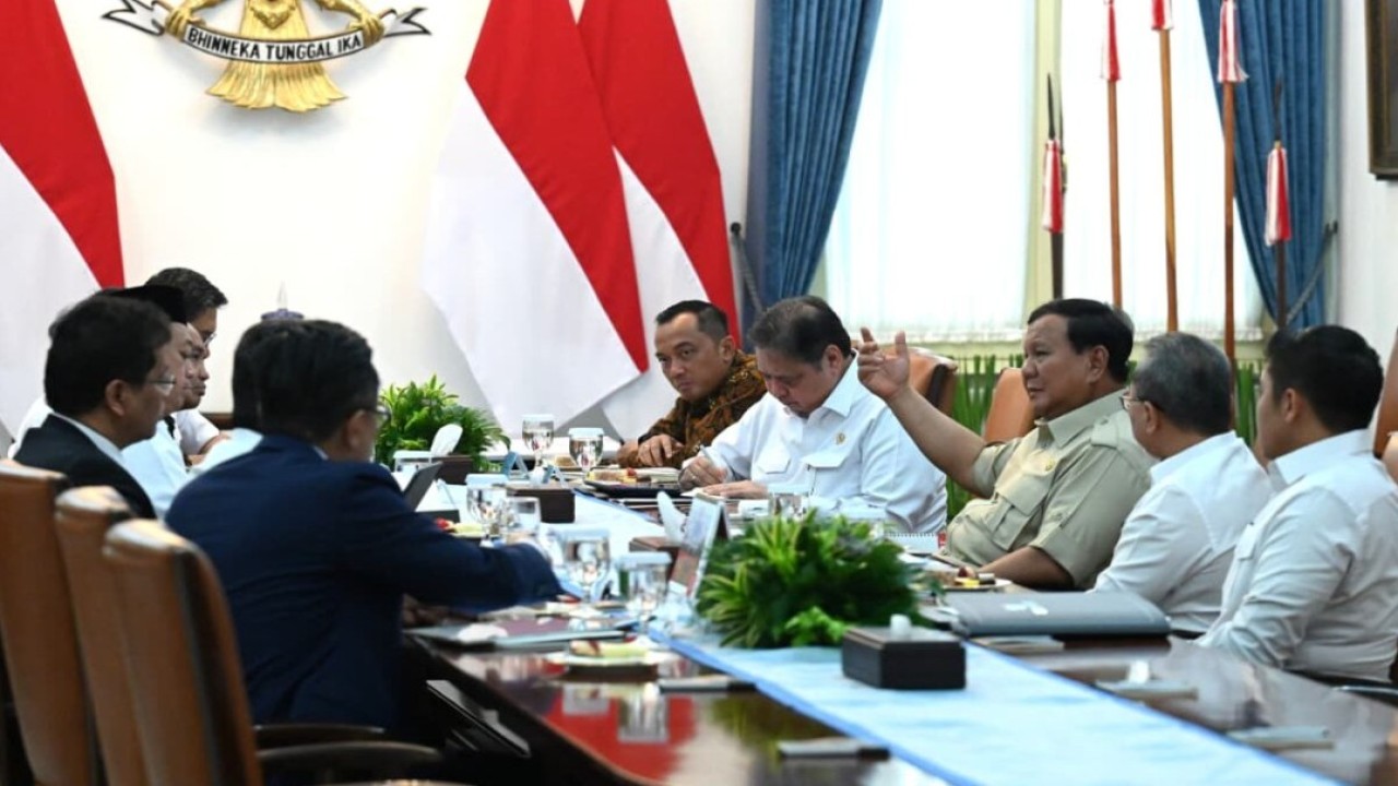 Presiden Prabowo Subianto memimpin rapat terbatas bersama sejumlah menteri Kabinet Merah Putih di Istana Merdeka, Jakarta, Selasa, 9 September 2025. (Foto: BPMI Setpres/Kris)