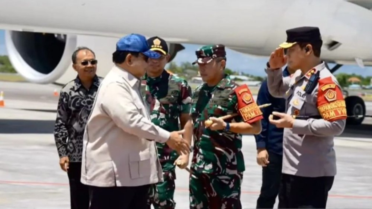 Presiden Prabowo Subianto menyalami jajaran pejabat yang menyambut di Pangkalan Udara TNI AU (Lanud) I Gusti Ngurah Rai, Kabupaten Badung, Bali, Sabtu (13/9/2025). (Foto: ANTARA/HO-BPMI Sekretariat Presiden)