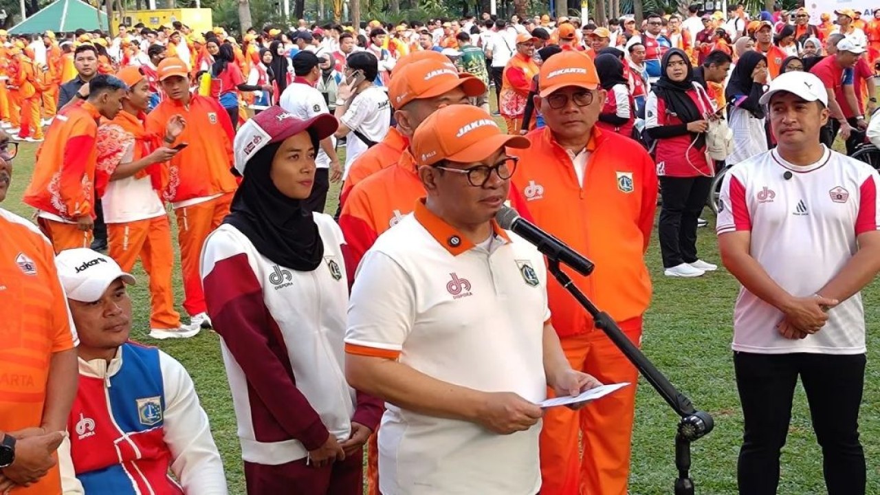 Gubernur DKI Jakarta Pramono Anung memimpin Apel Akbar Atlet DKI Jakarta di Balai Kota DKI Jakarta, Minggu (7/9/2025). (Foto: ANTARA/Aria Ananda)