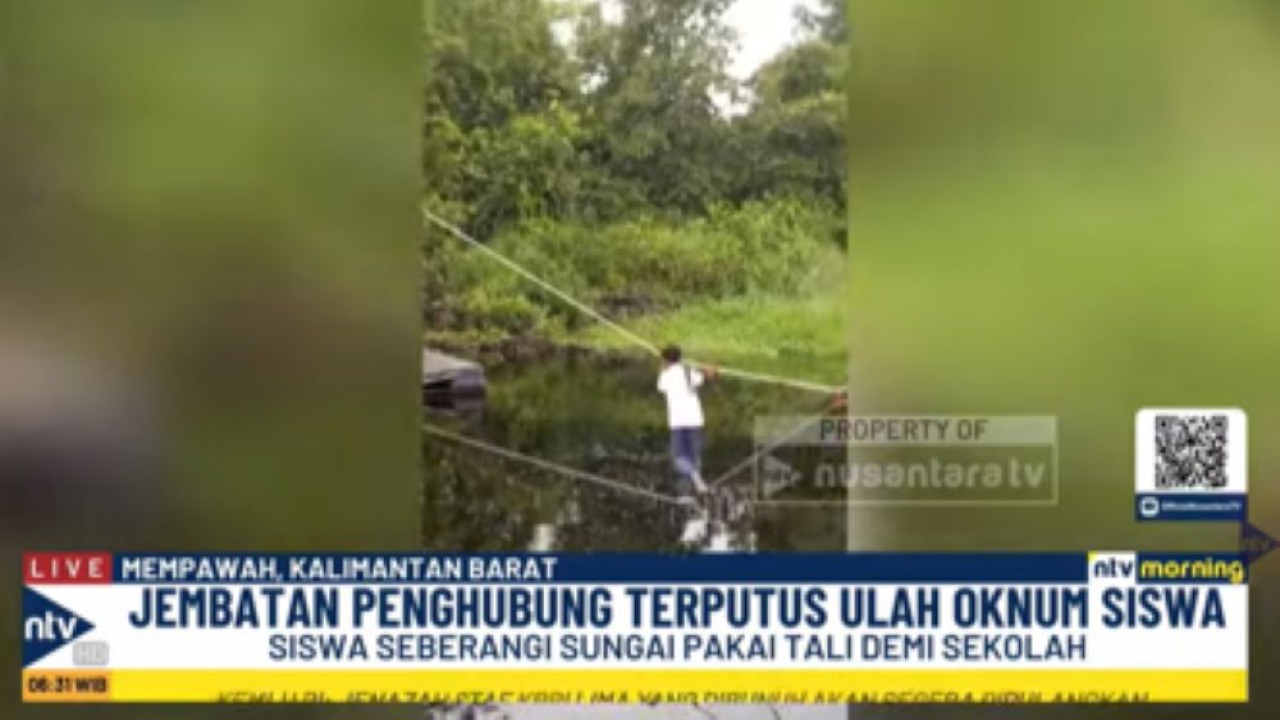 Seorang siswa di Mempawah, Kalbar nekat menyeberangi sungai dengan berjalan dan berpegang di tali untuk menuju ke sekolah
