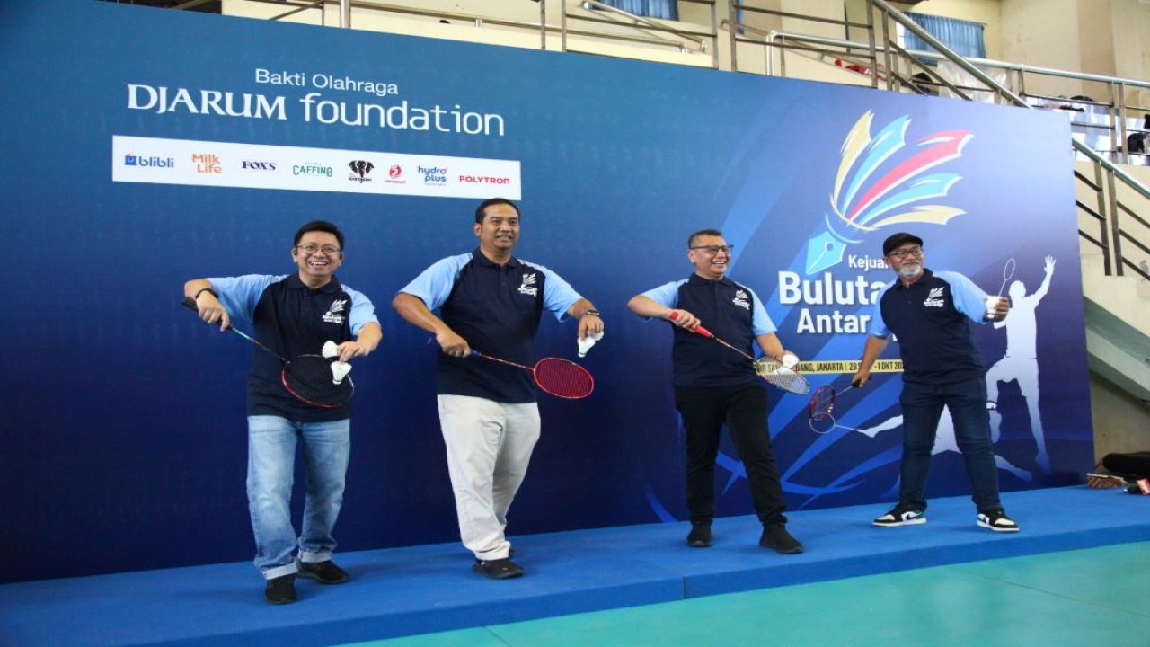 Ketua PWI DKI Jakarta, Kesit Budi Handoyo, Budi Darmawan, Senior Manager Corporate Communication PT Djarum dan jajaran Panitia saat pembukaan Kejuaraan Bulutangkis Antar Media (KBAM) 2025/ist