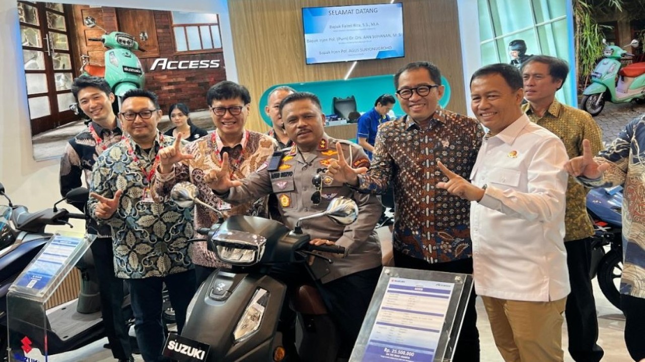 Kunjungan Wakil Menteri Perindustrian (Wamenperin) Faisol Riza bersama Direktur Jenderal Perhubungan Darat, dan Karkorlantas Polri di booth di IMOS 2025. (Foto: Istimewa)
