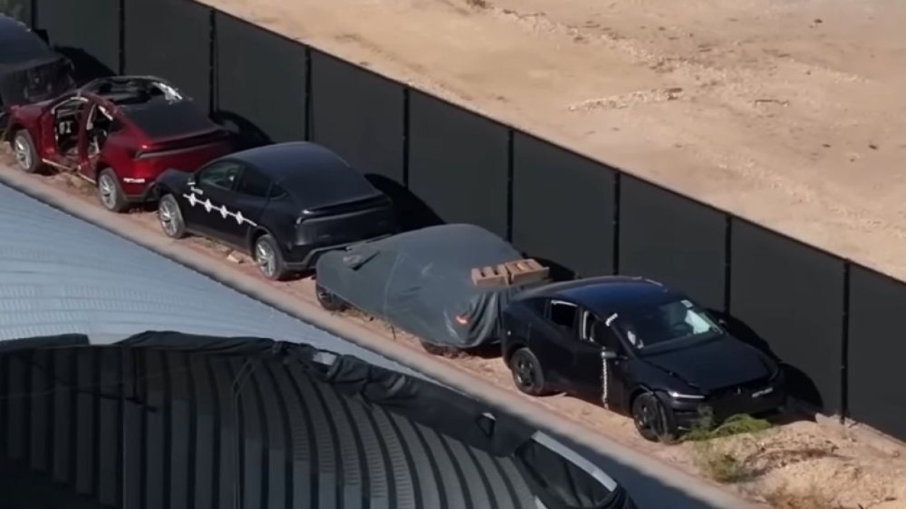 Mobil Tesla misterius berukuran kompak terlihat di fasilitas uji tabrak Giga Texas. (Foto: Istimewa via Teslarati)