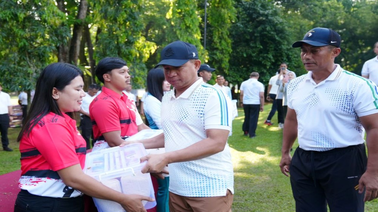 Panglima Tentara Nasional Indonesia (TNI) Jenderal TNI Agus Subiyanto melaksanakan kegiatan sosial dengan membagikan 600 paket sembako kepada masyarakat serta melepas 500 ekor burung di Mabes TNI Cilangkap, Jakarta Timur, Jumat (12/9/2025)/Foto: Istimewa