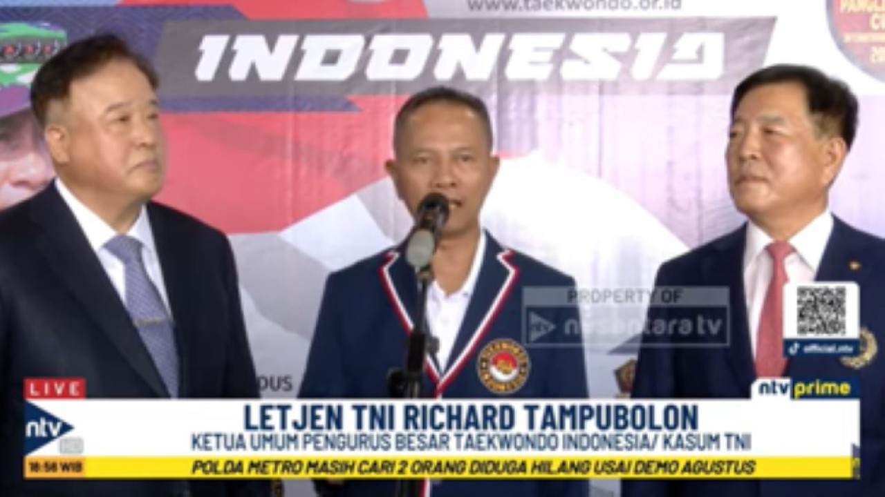 Ketua Umum Pengurus Besar Taekwondo Indonesia (PBTI) Letjen TNI Richard Tampubolon bersama Presiden Asian Taekwondo Union (ATU) Kim Sang-jin