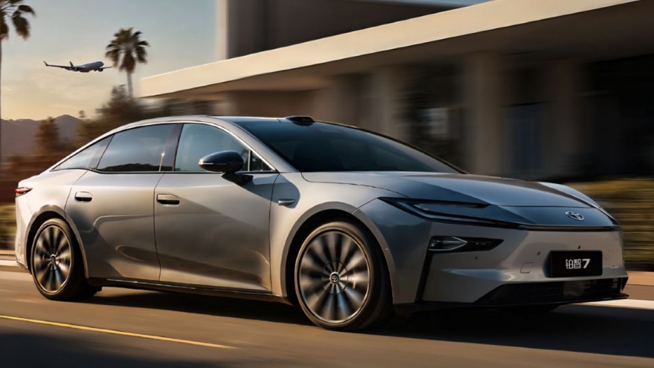 Toyota telah merilis gambar resmi pertama dari sedan listrik Toyota bZ7. (Foto: Istimewa via ArenaEV)