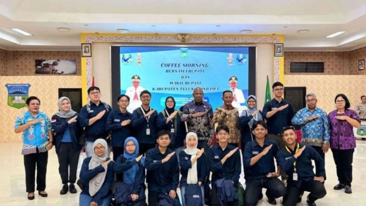 Bupati Teluk Wondama Elysa Auri dan Wakil Bupati Anthonius Alex Marini foto bersana Tim Ekspedisi Patriot UI di Wasior, Teluk Wondama, Papua Barat. (ANTARA)