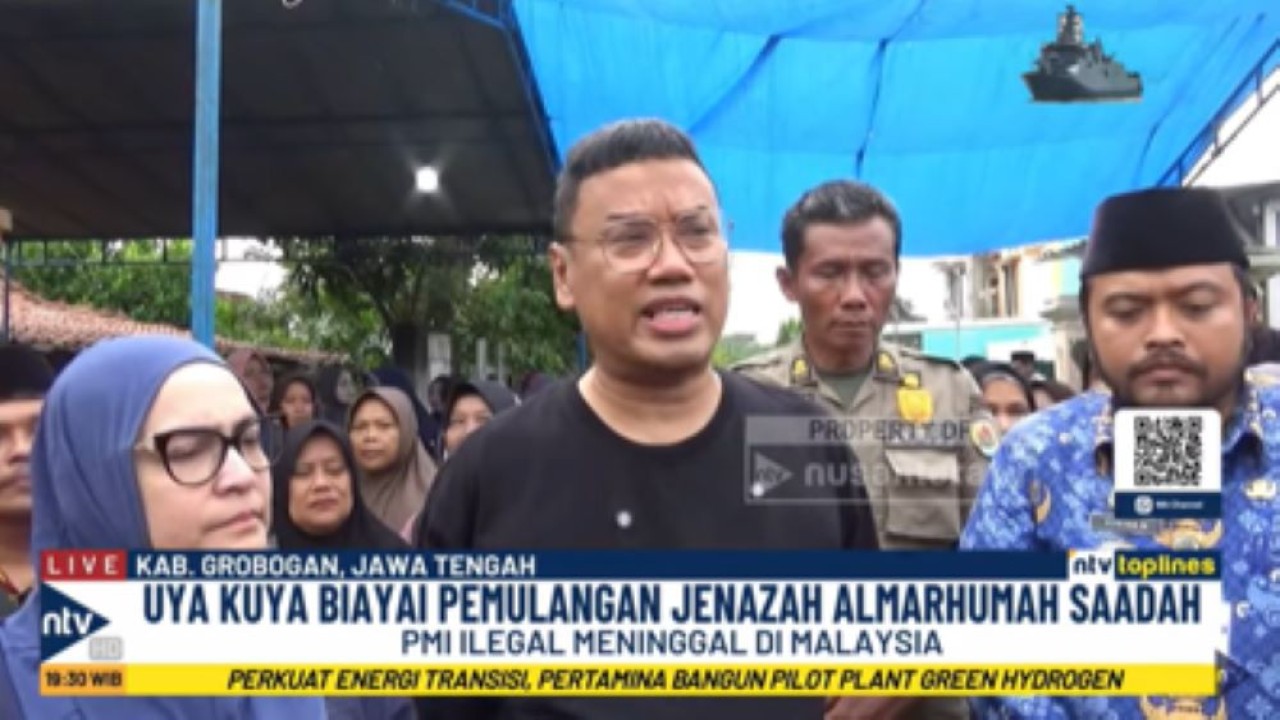 Anggota DPR non aktif Surya Utama alias Uya Kuya bersama istri Astrid Khairunnisha membantu pemulangan jenazah PMI ilegal asal Grobogan